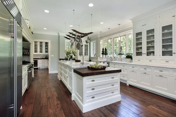 Cucina con mobili bianchi — Foto Stock
