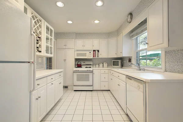 Cocina con armarios blancos —  Fotos de Stock