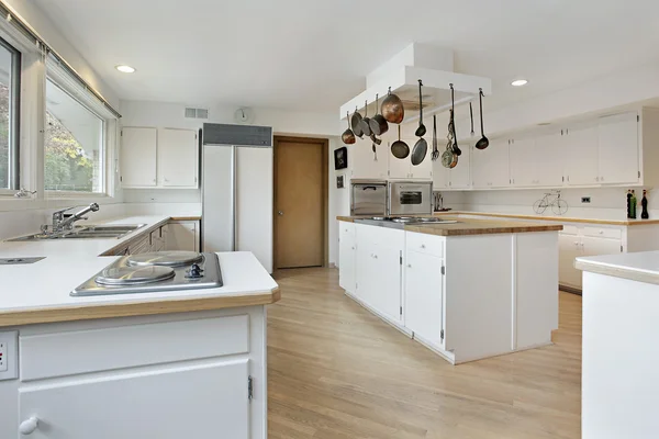 Кухня с белым шкафом — стоковое фото