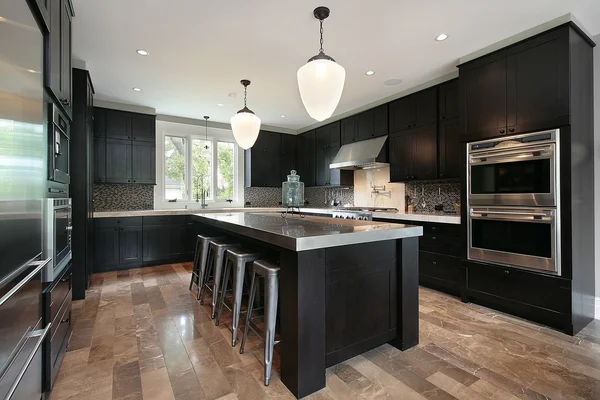 Cocina con armarios de madera oscura — Foto de Stock