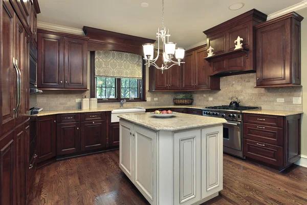 Keuken met wit en graniet eiland — Stockfoto