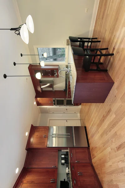 Cozinha com armários de madeira cereja — Fotografia de Stock