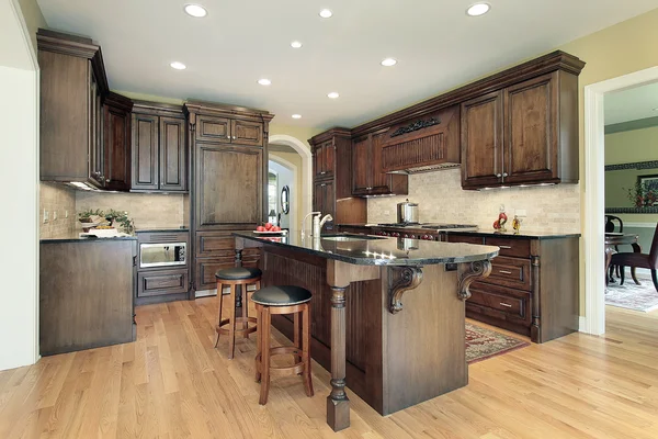 Keuken met granieten eiland terug naar boven — Stockfoto