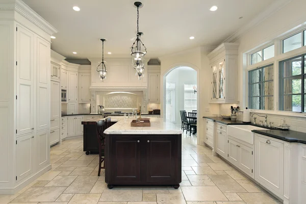 Dapur mewah dengan lemari putih — Stok Foto