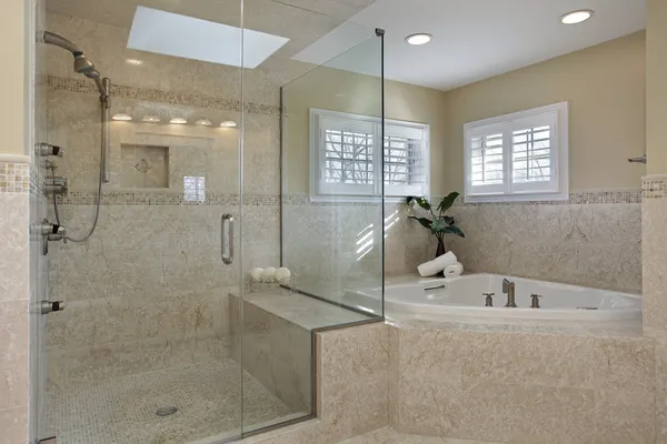 Master bath with glass shower — Stockfoto