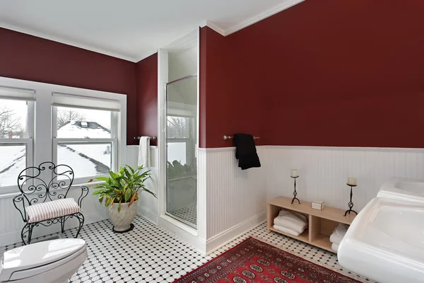 Ванна кімната з червоними стінами — стокове фото