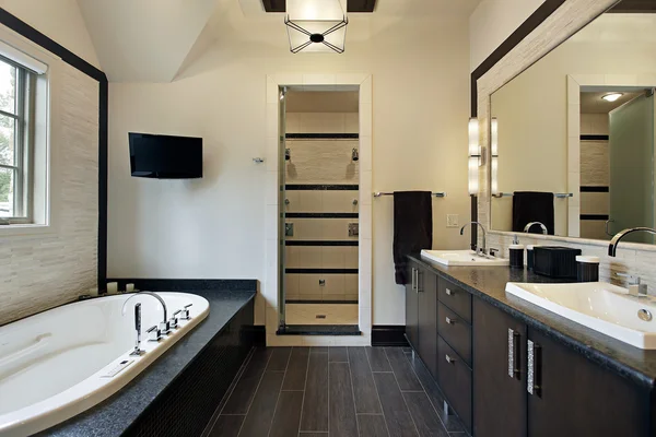 主浴室与深色实木橱柜 — 图库照片