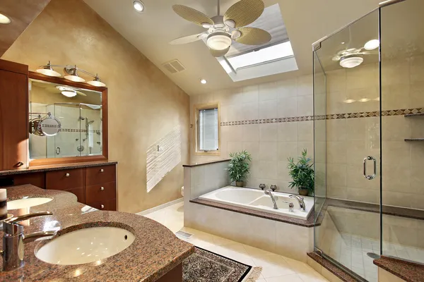 Işıklık ile modern Ebeveyn banyosu — Stok fotoğraf