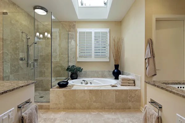 Роскошная ванная с люком — стоковое фото