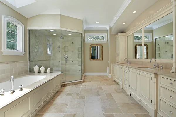 Hlavní koupelna s velkými skleněnými sprcha — Stock fotografie