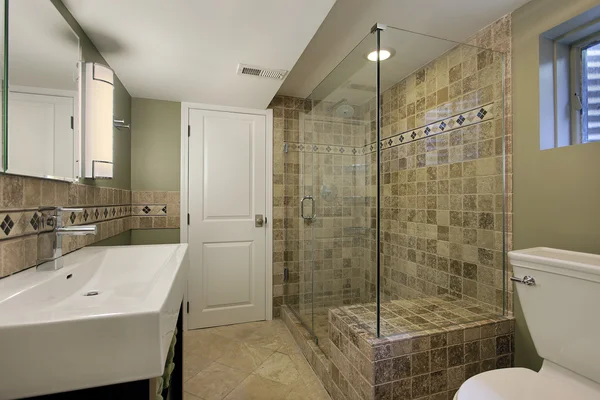 Banheiro com chuveiro de vidro — Fotografia de Stock