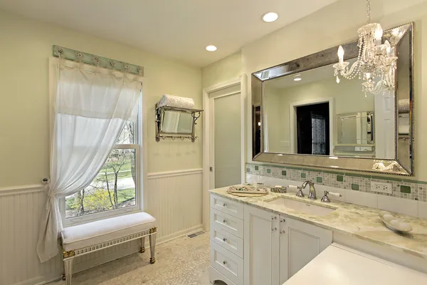 Fürdőszoba a fehér cabinetry — Stock Fotó