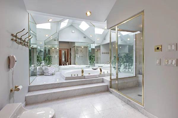 Banho principal com área de banheira espelhada — Fotografia de Stock