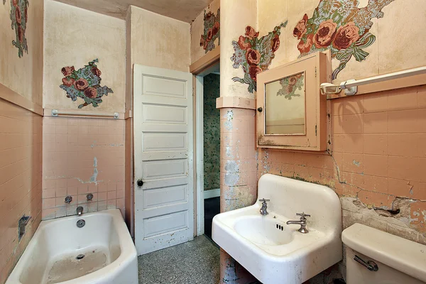 Badrum i gamla övergivna hem — Stockfoto