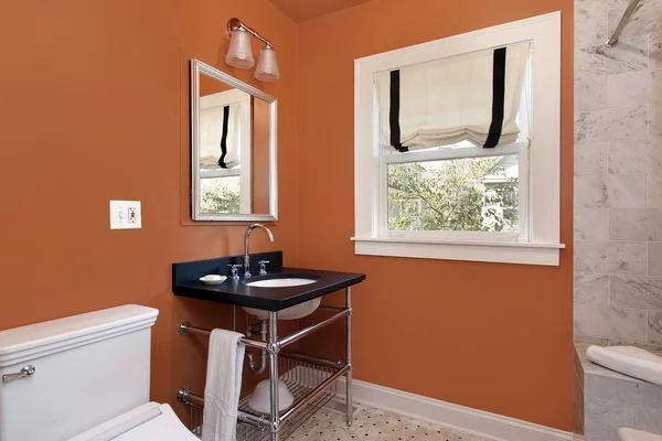 Quarto em pó com paredes cor de laranja — Fotografia de Stock