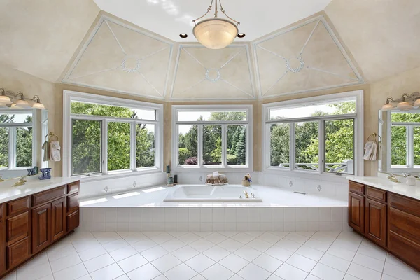 Baño principal con área de bañera con ventana — Foto de Stock