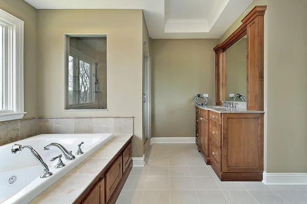 Baño principal con ventana de cristal ducha — Foto de Stock