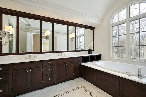 Master bath with dark cabinetry — Stock Photo, Image