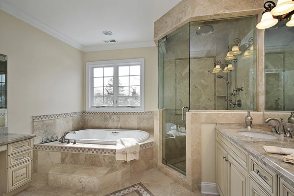 Banho mestre com chuveiro de vidro grande — Fotografia de Stock
