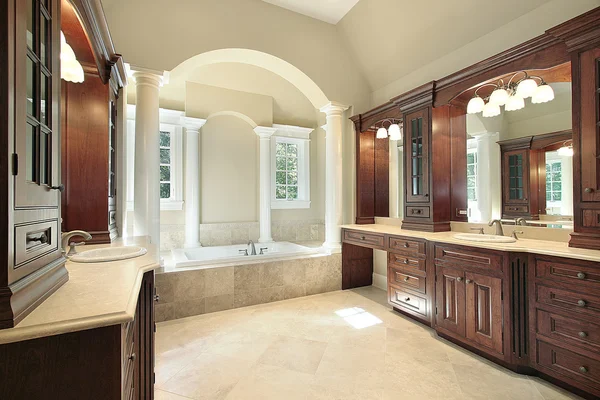 Salle de bain principale avec colonnes de baignoire blanche — Photo