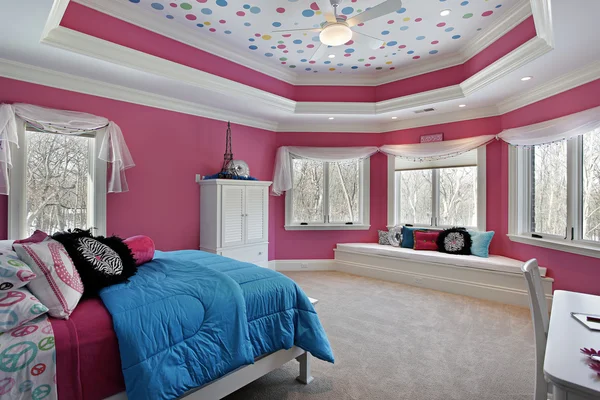 A lány hálószoba rózsaszín falak — Stock Fotó