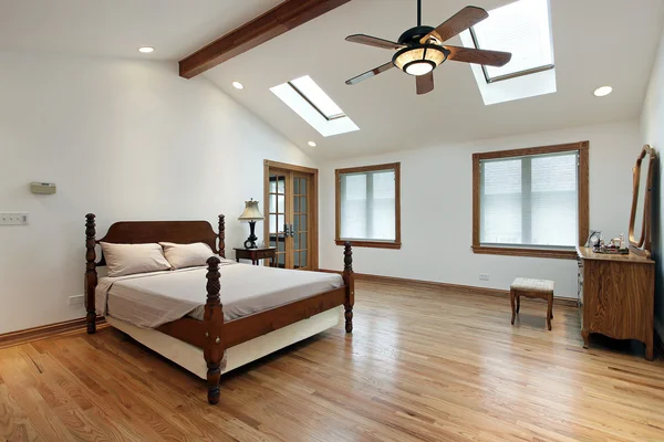 Grote slaapkamer met dakramen — Stockfoto
