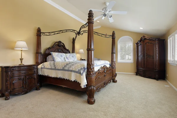 Master bedroom med guld väggar — Stockfoto