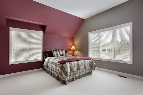 Велика спальня з різнокольоровими стінами — стокове фото