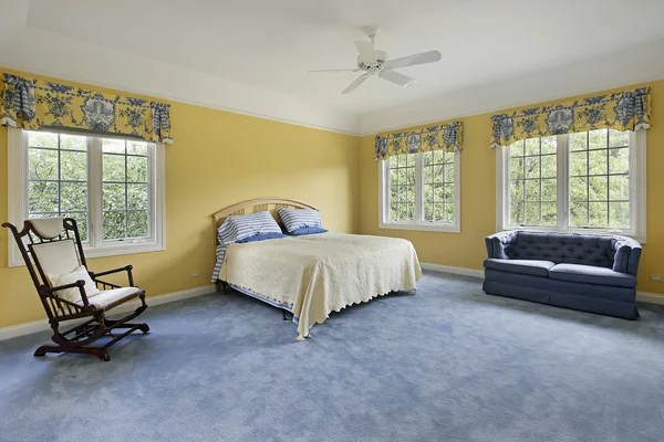 Спальня с желтыми стенами — стоковое фото