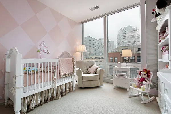 Habitación del bebé con vista a la ciudad — Foto de Stock