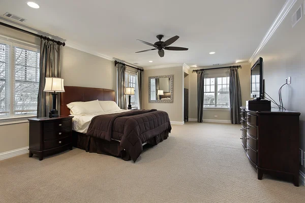 Koyu ahşap mobilyalar ile yatak odası — Stok fotoğraf