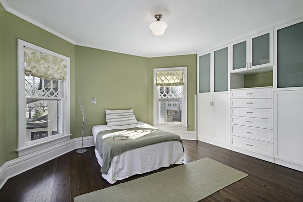 Yeşil duvar ile yatak odası — Stok fotoğraf