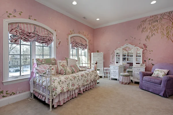 Розовая спальня в пригородном доме — стоковое фото