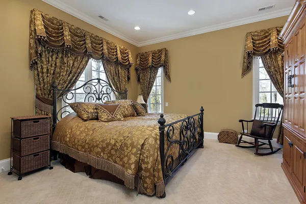 Altın duvarları ile yatak odası — Stok fotoğraf
