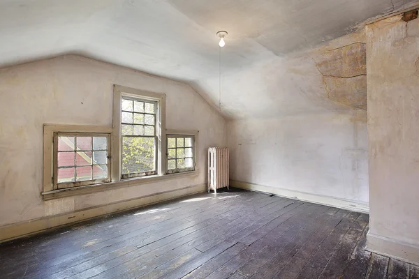 Pink bedroom in old abandoned home — Stock Photo, Image