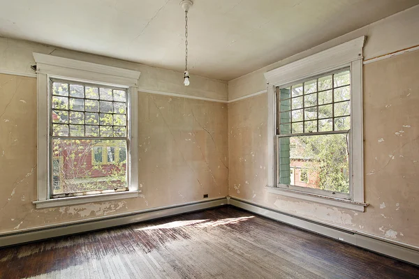 Chambre dans une vieille maison abandonnée — Photo