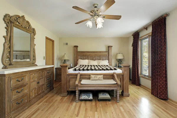 Dormitorio principal con muebles de madera de roble — Foto de Stock