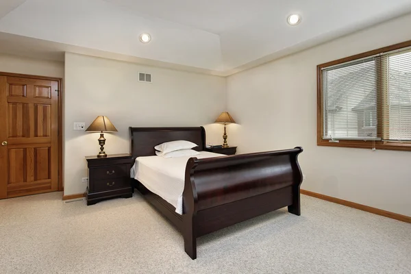 Dormitorio con techo de bandeja — Foto de Stock