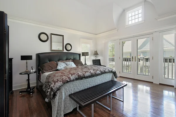 Master bedroom in luxury home with balcony — Stock Photo, Image