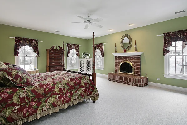 Master bedroom med tegel eldstad — Stockfoto