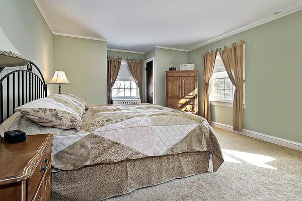 Master bedroom med gröna väggar — Stockfoto