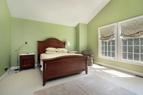 Dormitorio principal con Greenwalls — Foto de Stock