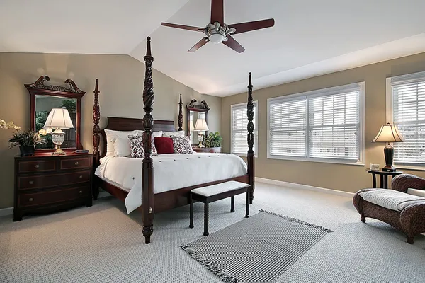 Koyu ahşap mobilyalar ile yatak odası — Stok fotoğraf