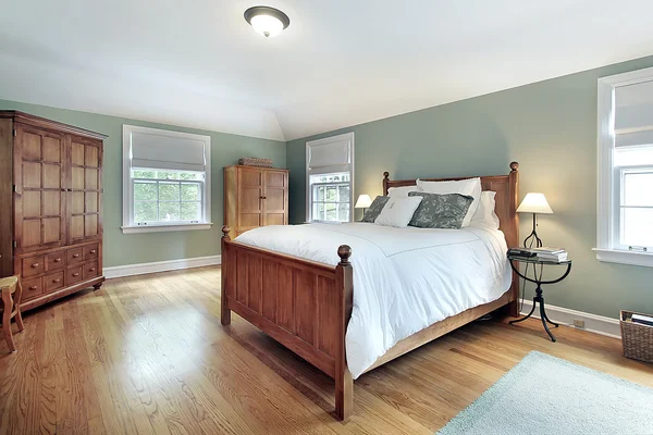 Hauptschlafzimmer mit Eichenholzmöbeln — Stockfoto