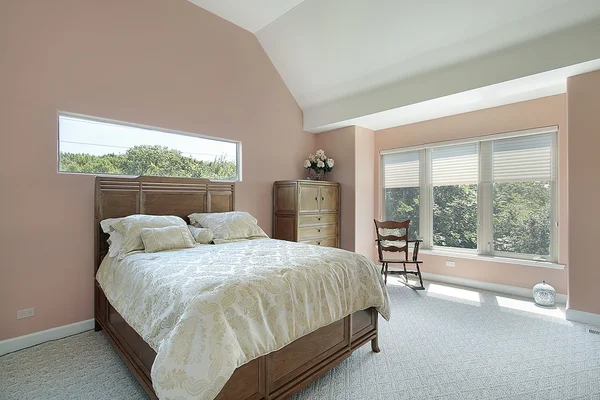 Master bedroom with mauve colored walls — Stock Photo, Image
