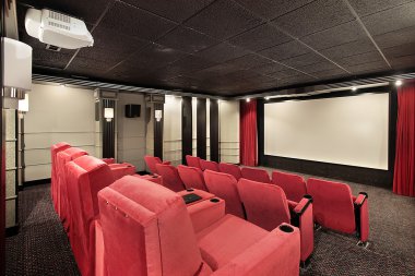 Kırmızı sandalye ile ev sinema sistemi