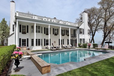 Göl Manzaralı Yüzme Havuzu