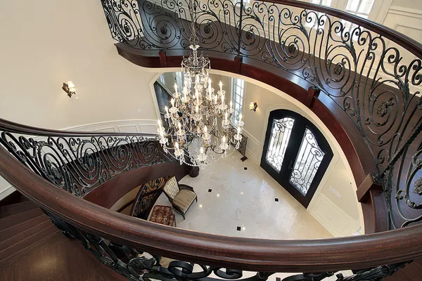 Gebogen trap leidt naar beneden in de foyer — Stockfoto