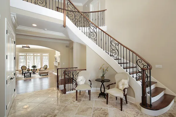 Foyer avec escalier incurvé — Photo