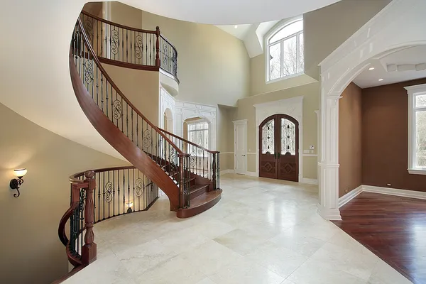 Фойе и лестница в роскошном доме — стоковое фото